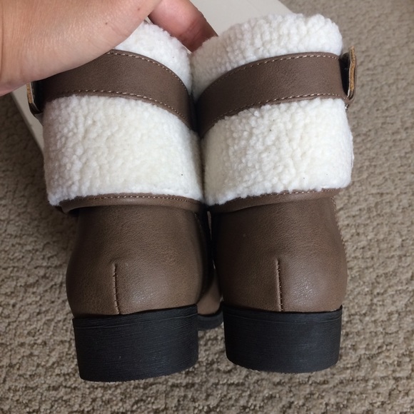 4/$25 π LAST PAIR! βSoβ brand Sherpa top booties - Picture 5 of 9
